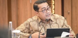 Menteri Ekraf Teuku Riefky Harsya berbicara di rapat dengan Menteri Koordinator Bidang Pemberdayaan Masyarakat Abdul Muhaimin Iskandar mengenai peningkatan tenaga kerja sektor ekonomi kreatif.