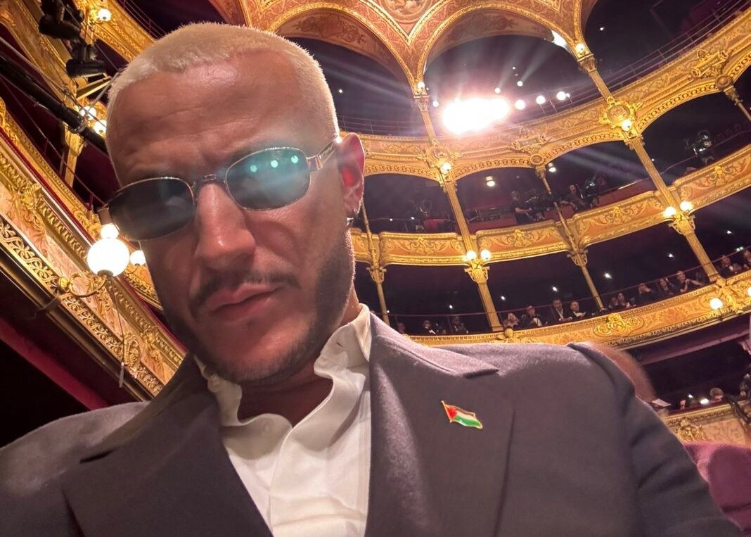 Dj Snake kenakan pin bendera Palestina yang tersemat di jas hitamnya.