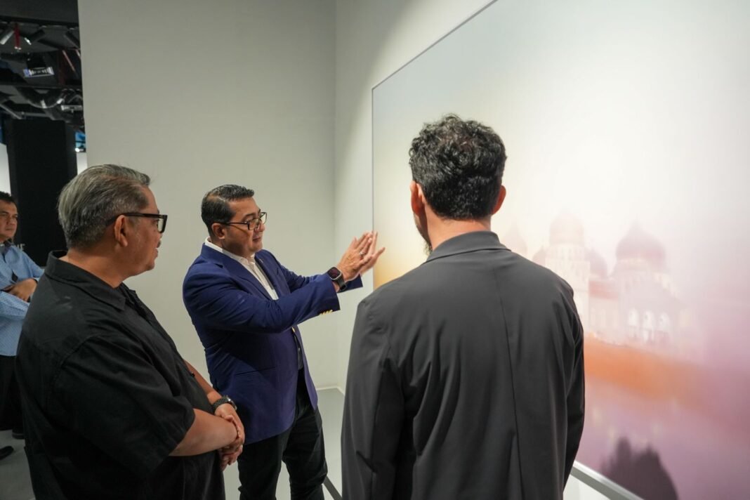 Menteri Ekonomi Kreatif Teuku Riefky Harsya di Pembukaan Pameran Art for Peace and a Better Future Menteri Ekonomi Kreatif Teuku Riefky Harsya mengapresiasi pembukaan Pameran Seni Art for Peace and a Better Future.