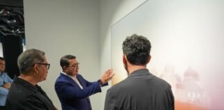 Menteri Ekonomi Kreatif Teuku Riefky Harsya mengapresiasi pembukaan Pameran Seni Art for Peace and a Better Future.