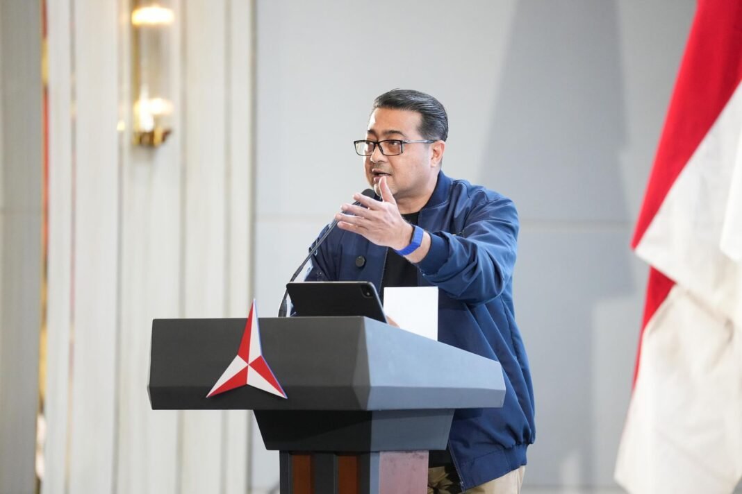 Menteri Ekraf Teuku Riefky Harsya dalam Bimtek Nasional tentang Pengembangan Ekonomi Kreatif Teuku Riefky Harsya memberikan pemaparan tentang pentingnya kolaborasi antara eksekutif dan legislatif dalam mengembangkan ekonomi kreatif di daerah.