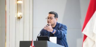 Teuku Riefky Harsya memberikan pemaparan tentang pentingnya kolaborasi antara eksekutif dan legislatif dalam mengembangkan ekonomi kreatif di daerah.