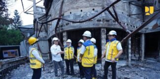 Petugas Kementerian PU meninjau bangunan rusak akibat aksi penyampaian aspirasi masyarakat.