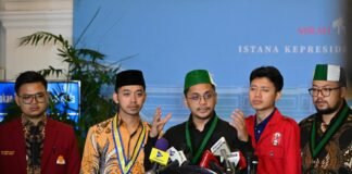 Mahasiswa berdialog langsung dengan Menteri Sekretaris Negara dan Menteri Pendidikan Tinggi di Istana Negara.