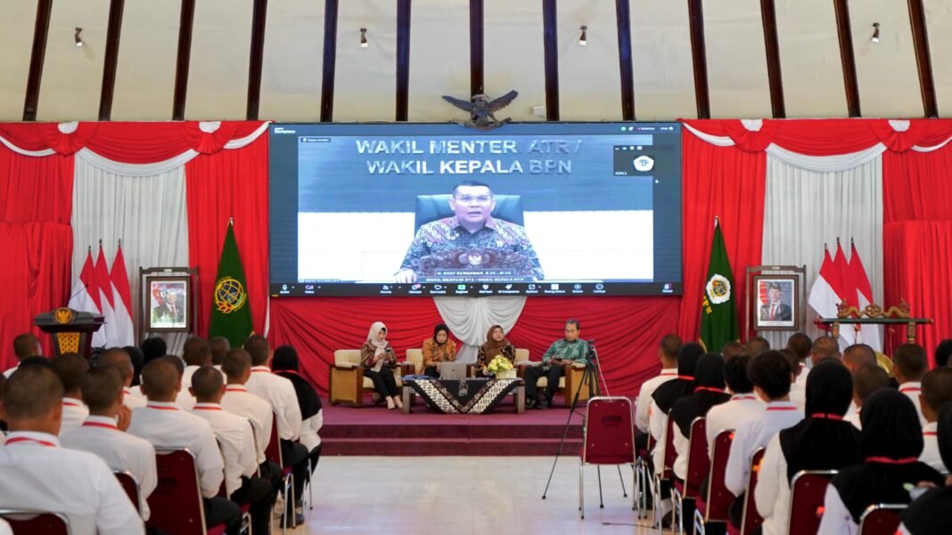 Wamen ATR Ossy Dermawan STPN Wamen ATR Ossy Dermawan berikan pembekalan Taruna Baru STPN