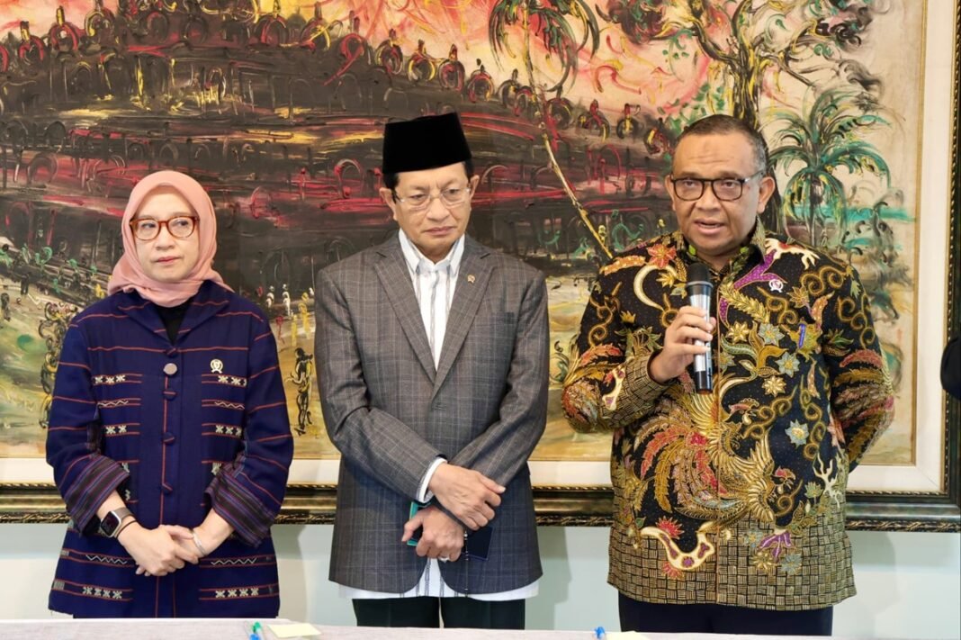 Wamenaker Afriansyah Noor bersama Menag Nasaruddin Umar dan Menteri PANRB Rini Widyantini tanda tangan SKB Libur Nasional 2026