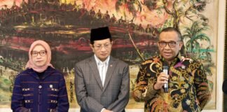 Pemerintah Tetapkan 25 Hari Libur Nasional dan Cuti Bersama Tahun 2026 Wamenaker Afriansyah Noor bersama Menag Nasaruddin Umar dan Menteri PANRB Rini Widyantini tanda tangan SKB Libur Nasional 2026