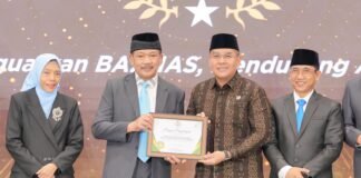 Wakil Menteri ATR/BPN Ossy Dermawan menerima penghargaan Baznas Award 2025 untuk kontribusinya dalam mendukung zakat sebagai sarana kesejahteraan umat.