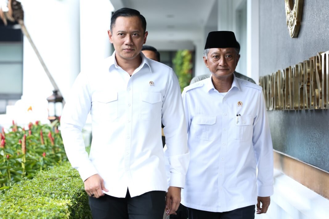 Menko AHY Jelaskan Kerja Sama Infrastruktur Usai Kunjungan Presiden Prabowo ke Tiongkok Menko AHY menjelaskan kerja sama pembangunan infrastruktur setelah pertemuan Presiden Prabowo dan Presiden Xi Jinping.