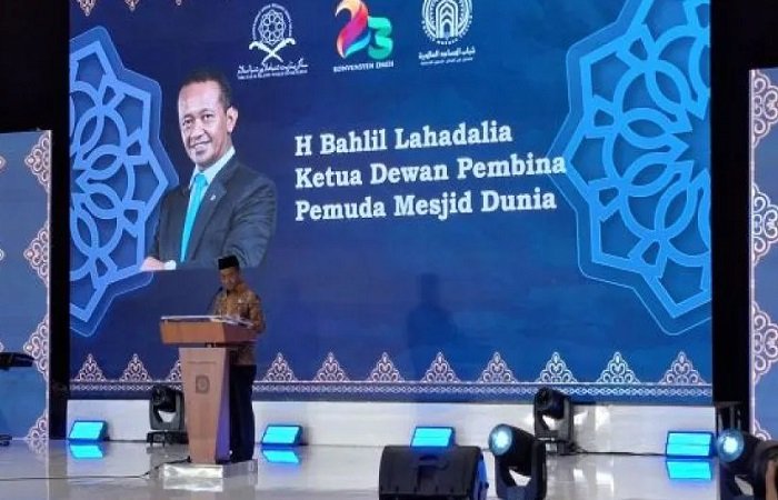 1000359015 Ketua Dewan Pembina Pemuda Masjid Dunia, Bahlil Lahadalia, menyerukan agar masjid menjadi pusat gerakan ekonomi, politik, dan ilmu pengetahuan. Dalam Konvensyen DMDI ke-23, ia menekankan pentingnya peran pemuda dalam memperkuat ekonomi umat dan pengembangan energi terbarukan.