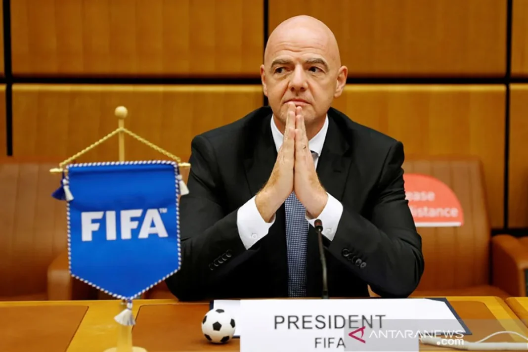 2020-09-17T122134Z_1435626830_RC2C0J9NS9EI_RTRMADP_3_SOCCER-FIFA_1.jpg Presiden FIFA Gianni Infantino dituding terapkan standar ganda atas Rusia dan Israel. Ia menanggapi dengan ajakan perdamaian tanpa menjawab isu sanksi FIFA.