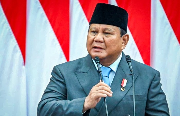 Presiden Prabowo Subianto resmi mencopot Arief Prasetyo Adi dari jabatan Kepala Badan Pangan Nasional, digantikan Amran Sulaiman demi efisiensi pemerintahan.