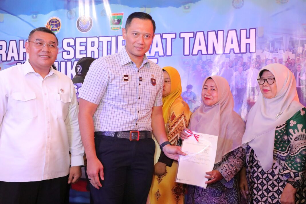 Wamen ATR/BPN Ossy Dermawan Pastikan Tanah Ulayat Sumbar Aman, Bersama Menko IPK AHY Serahkan 129 Sertifikat