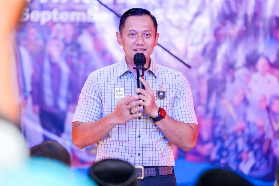 AHY Serahkan Sertipikat Tanah di Sumbar AHY Dorong Regenerasi Perkotaan: Bangun Kota Modern Tanpa Tinggalkan Rakyat Kecil