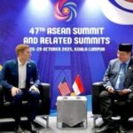 Pemerintah Indonesia Bahas Potensi Investasi AI dan Nuklir dengan AS di Kuala Lumpur Menko Perekonomian Airlangga Hartarto bertemu pejabat tinggi AS Jacob Helberg di sela KTT ASEAN Kuala Lumpur. Pertemuan membahas peluang investasi di sektor teknologi, energi bersih, dan rencana Indonesia menjadi tuan rumah SEAFEC 2026.