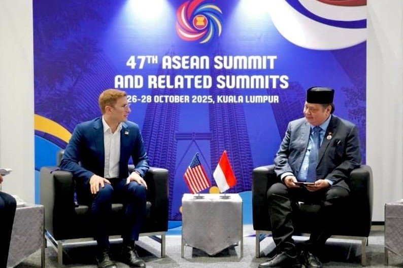 Airlangga Menko Perekonomian Airlangga Hartarto bertemu pejabat tinggi AS Jacob Helberg di sela KTT ASEAN Kuala Lumpur. Pertemuan membahas peluang investasi di sektor teknologi, energi bersih, dan rencana Indonesia menjadi tuan rumah SEAFEC 2026.