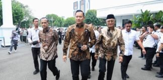 Menko AHY menyebut proyek Kereta Cepat Jakarta–Surabaya belum dibahas secara khusus. Ia menekankan pentingnya memperkuat sistem perkeretaapian nasional, termasuk reaktivasi jalur lama, untuk mempercepat konektivitas dan memperkuat logistik nasional.