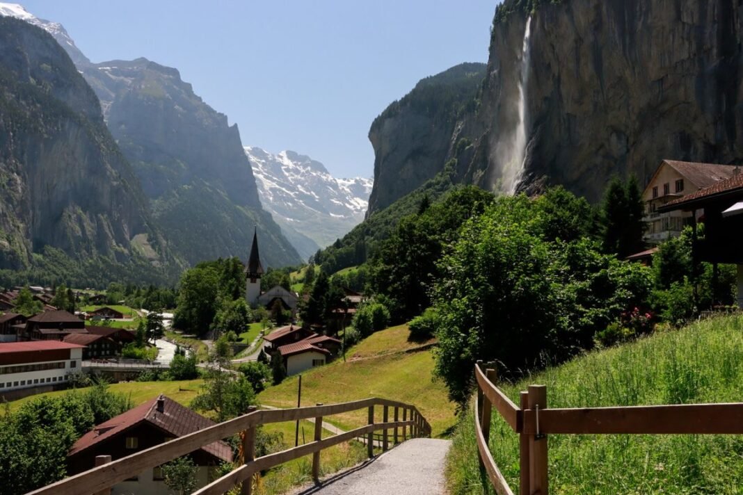 Ilustrasi Lauterbrunnen Valley, Swiss Ilustrasi Lauterbrunnen Valley, Swiss