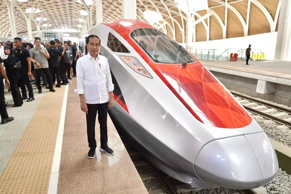 Jokowi disamping kereta cepat Whoosh Proyek Bisnis yang Dijalankan BUMN, Demokrat Pertanyakan Ucapan Jokowi Soal Whoosh sebagai Investasi Sosial
