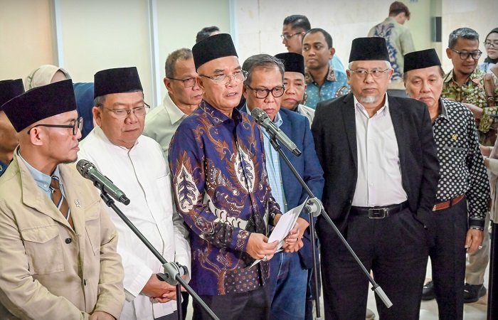 Ketua_Komisi_VIII_DPR_RI__Marwan_Dasopang_foto_bersama_usai_Komisi_VIII_dengan_Kementerian_Haji_dan_20251029193147 BPIH 2026 turun jadi Rp87,4 juta per jemaah. DPR pastikan kualitas layanan tetap prima, dari akomodasi, transportasi, hingga menu nusantara di Tanah Suci.