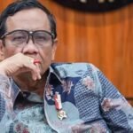 Mahfud MD Tegas: KPK Tak Berhak Desak Saya Lapor Soal Korupsi Kereta Cepat Mantan Menko Polhukam Mahfud MD menolak melaporkan dugaan korupsi proyek kereta cepat Jakarta–Bandung ke KPK. Ia menyebut KPK sudah tahu soal dugaan tersebut dan menegaskan siap dipanggil bila diperlukan.