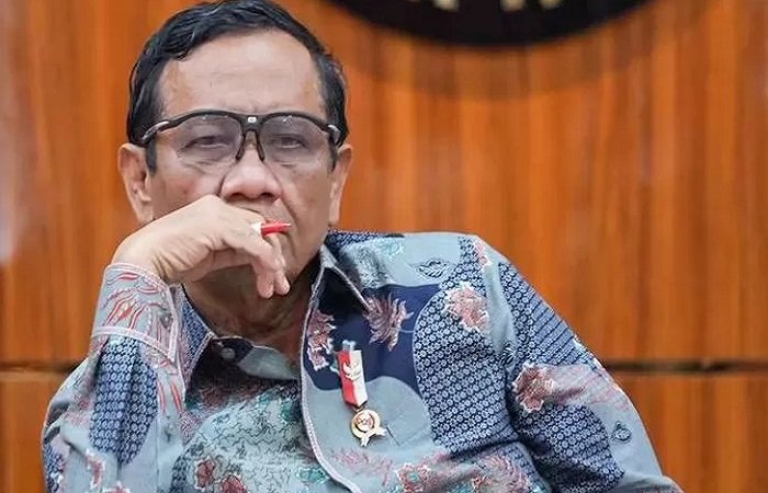 Koleksi-Tunggangan-Cawapres-dari-Ganjar-Pranowo-Capai-Rp-15-Miliar-Segini-Harta-Kekayaan-Mahfud-MD-1954830345 Mantan Menko Polhukam Mahfud MD menolak melaporkan dugaan korupsi proyek kereta cepat Jakarta–Bandung ke KPK. Ia menyebut KPK sudah tahu soal dugaan tersebut dan menegaskan siap dipanggil bila diperlukan.
