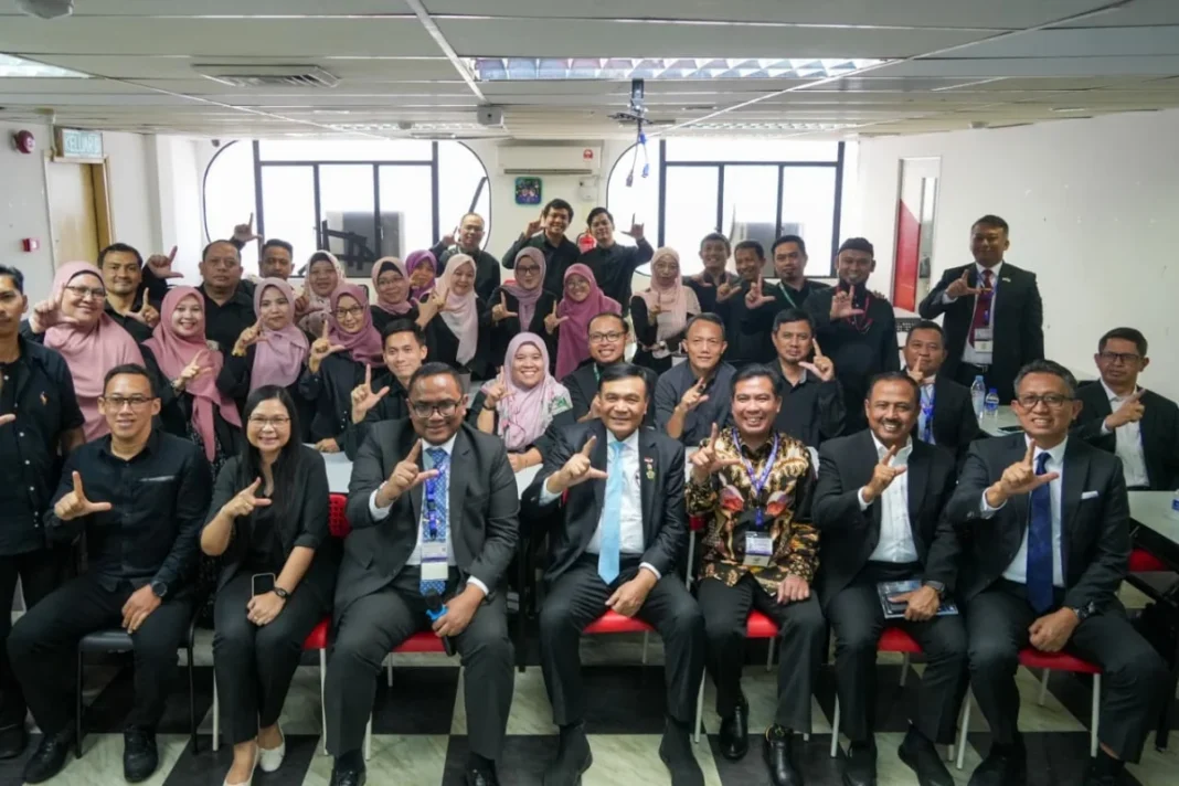 Menko Polkam 3 Kunjungi Sekolah Indonesia Kuala Lumpur, Menko Polkam Sampaikan Pesan Cinta Tanah