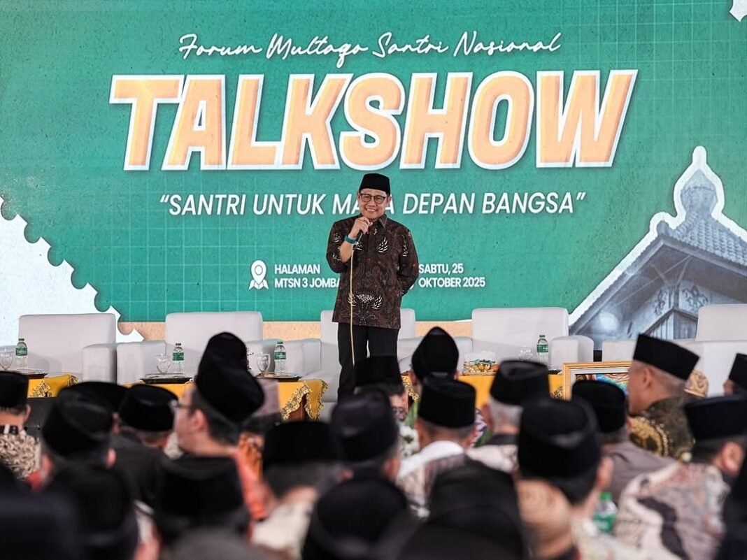 Menko PM Abdul Muhaimin Iskandar saat memberikan sambutan di Forum Multaqo Santri Nasional di Pondok Pesantren Bahrul Ulum, Jombang. Hadapi Era Disrupsi, Menko PM: Pesantren Harus Kuasai Sains dan Teknologi
