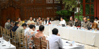 Presiden Prabowo Gelar Pertemuan Tengah Malam di Kertanegara, Bahas Stimulus Ekonomi Nasional Presiden Prabowo Subianto memimpin rapat tertutup di Kertanegara bersama Wapres Gibran dan Kabinet Merah Putih untuk membahas stimulus ekonomi nasional, stabilitas keuangan, serta pembangunan 350 ribu rumah subsidi dan program makan bergizi gratis.