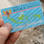 Heboh Warga Israel Punya KTP Cianjur, Ditjen Dukcapil Klarifikasi Fakta Sebenarnya Media sosial dihebohkan oleh kabar warga Israel bernama Aron Geller memiliki KTP Indonesia asal Cianjur. Dukcapil memastikan dokumen itu palsu setelah melakukan pengecekan sistem kependudukan nasional.