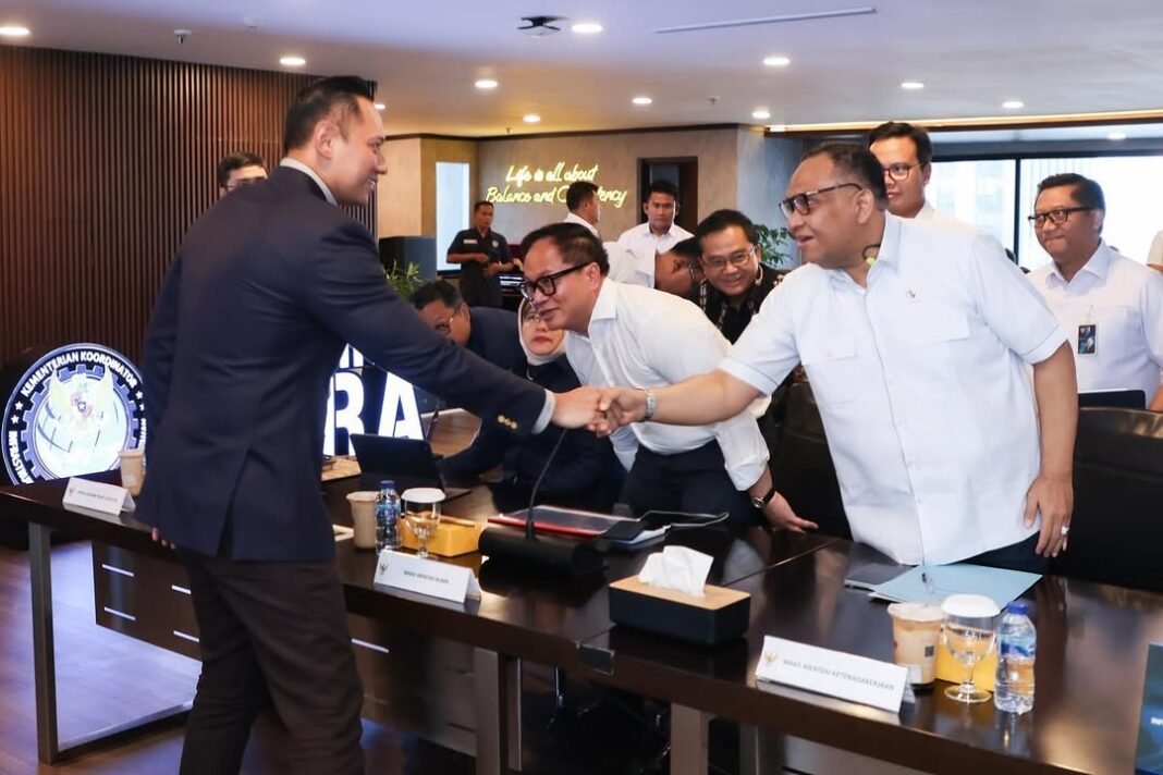 Wamenaker Afriansyah Noor Wajibkan Dua Sopir dan Batas Kerja 8 Jam untuk Pengemudi Logistik