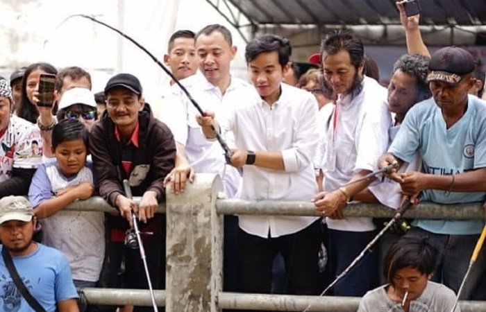 Siapa kemarin yang ikut mancing bareng mas Gibran_________Satukan frekuensi, bantu mas Gibran bl Wapres Gibran Rakabuming Raka memeriahkan peringatan Hari Sumpah Pemuda ke-97 dengan menghadiri acara Mancing Mania di Bekasi. Ia mengajak generasi muda menghidupkan semangat persatuan melalui aksi nyata.