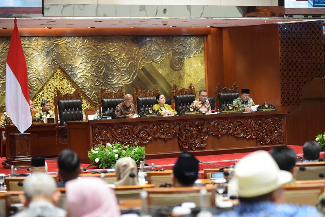 Wakil Ketua DPR RI Sufmi Dasco Ahmad memimpin rapat paripurna yang mengesahkan pembentukan Pansus Penyelesaian Konflik Agraria di Senayan, Jakarta, Kamis (2/10/2025).