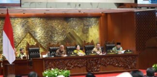 Wakil Ketua DPR RI Sufmi Dasco Ahmad memimpin rapat paripurna yang mengesahkan pembentukan Pansus Penyelesaian Konflik Agraria di Senayan, Jakarta, Kamis (2/10/2025).
