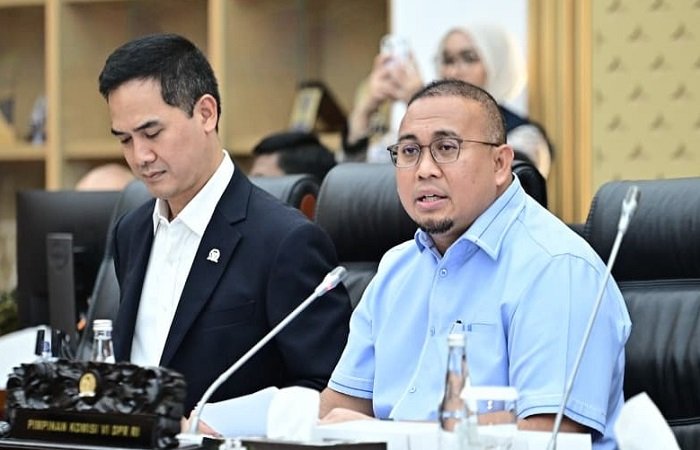 Wakil_Ketua_Komisi_VI_DPR_RI_Andre_Rosiade__saat_RDP_dengan_Kemendag__PT_RNI__PTPN_III__Perum_Bulog_20251001210159 Wakil Ketua Komisi VI DPR RI Andre Rosiade saat Rapat Dengar Pendapat dengan Kementerian Perdagangan dan perusahaan pemegang izin impor gula rafinasi di Senayan.