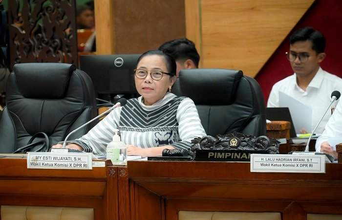 Wakil_Ketua_Komisi_X_DPR_RI_MY_Esti_Wijayanti__Foto__Tari_vel20251030141747 Wakil Ketua Komisi X DPR RI MY Esti Wijayanti menegaskan pentingnya pendidikan karakter digital untuk melindungi anak dari pengaruh judi online. Generasi muda diajak melawan penjajahan digital di momentum Sumpah Pemuda 2025.