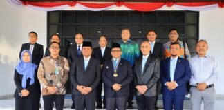 Wamenaker Afriansyah Noor Terima Penghargaan Kartika Astha Brata dari IPDN