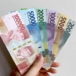 Rupiah Melemah Tipis ke Rp16.603 per Dolar AS di Tengah Optimisme Perundingan AS-China Rupiah dibuka di Rp16.603 per dolar AS pada Senin (27/10), melemah tipis di tengah optimisme perundingan AS-China dan antisipasi rapat The Fed.
