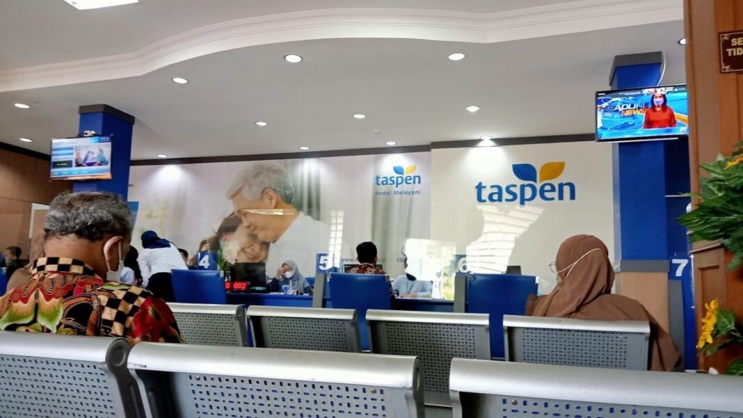 antrean di taspen mengambil gaji pensiunan PNS Gaji Pensiunan PNS Cair November 2025, Berikut Besarannya Berdasarkan Golongan!