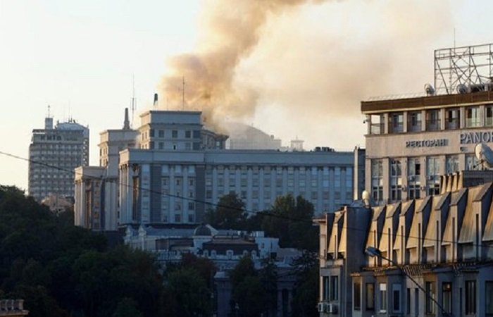 asap-pekat-selimuti-kyiv-usai-serangan-drone-dan-rudal-rusia-1757221341066_169 Rusia kembali menyerang Kyiv dengan rudal balistik pada Sabtu (25/10), melukai delapan orang dan merusak sejumlah bangunan. Serangan ini terjadi di tengah meningkatnya tekanan Barat dan sanksi baru terhadap sektor energi Rusia.