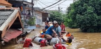 Sebanyak 33 RT di Jakarta Selatan masih terendam banjir dengan ketinggian air mencapai 150 cm akibat hujan deras dan kenaikan debit air di beberapa pintu air.