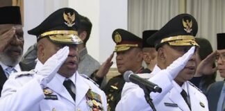 Presiden Prabowo Subianto melantik Mathius Fakhiri dan Aryoko Rumaropen sebagai Gubernur dan Wakil Gubernur Papua periode 2025–2030 di Istana Kepresidenan, Jakarta, Rabu (8/10/2025).