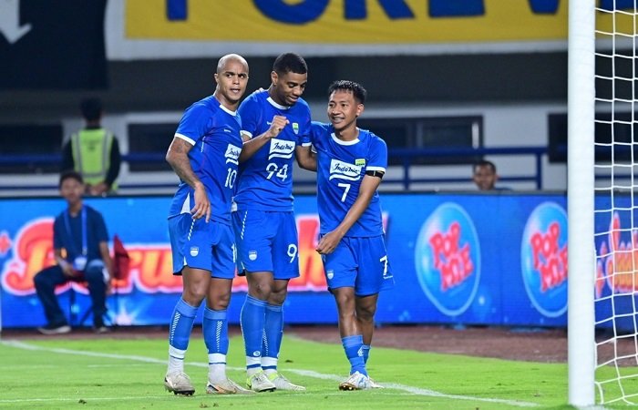 Persib Bandung puncaki klasemen Grup G AFC Champions League 2 usai menang 2-0 atas Selangor. Adam Alis dan Andrew Jung jadi penentu kemenangan Maung Bandung.