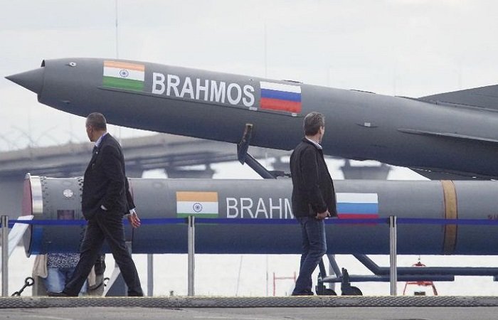 misil-brahmos-5_169 Wamenhan Donny Ermawan Taufanto menegaskan Indonesia belum membeli rudal BrahMos buatan India. Meski telah dibahas dalam pertemuan Menhan Sjafrie dan CDS India, belum ada kontrak resmi kerja sama pertahanan antara kedua negara.