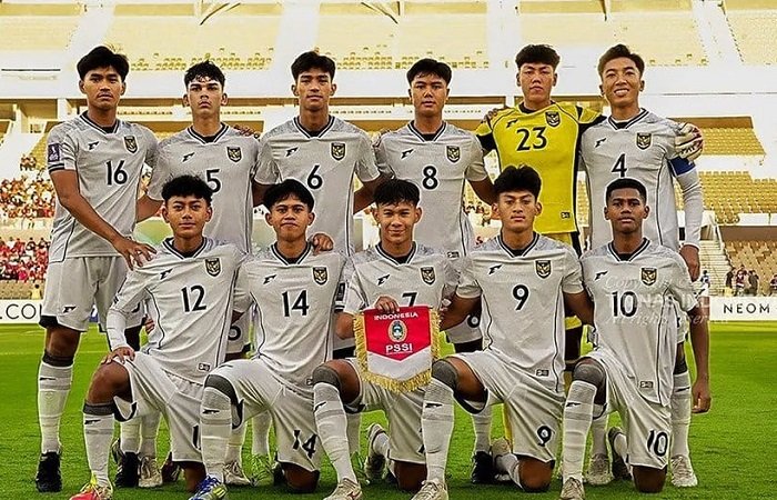 timnas-indonesia-u17-1_ratio-16x9 Timnas Indonesia U-17 menghadapi Paraguay dalam laga uji coba tertutup di Dubai, Sabtu (25/10/2025) pukul 22.00 WIB, sebagai persiapan menuju Piala Dunia U-17 2025 di Qatar. Simak jadwal lengkap dan pembagian grup turnamen dunia itu di sini.