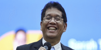 Menkeu Purbaya menegaskan APBN tidak ingin digunakan membayar utang Whoosh. Pembahasan dengan Danantara dan China masih berlangsung, belum ada keputusan final.