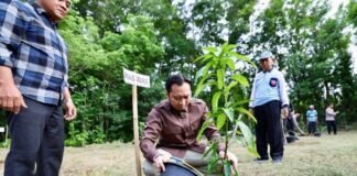 Ibas memimpin penanaman pohon di Pacitan pada Hari Menanam Pohon 2025, mengajak masyarakat menjaga lingkungan dan menanam harapan untuk masa depan berkelanjutan.