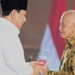 Presiden Prabowo saat memberikan penghormatan kepada guru di Hari Guru Nasional.