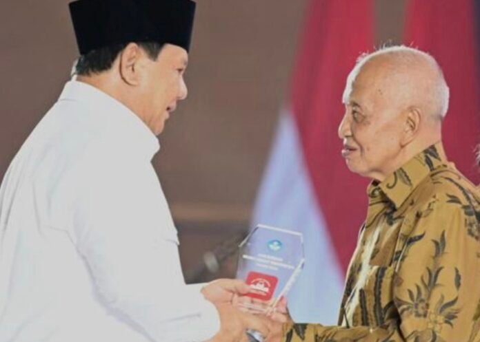 Presiden Prabowo saat memberikan penghormatan kepada guru di Hari Guru Nasional.