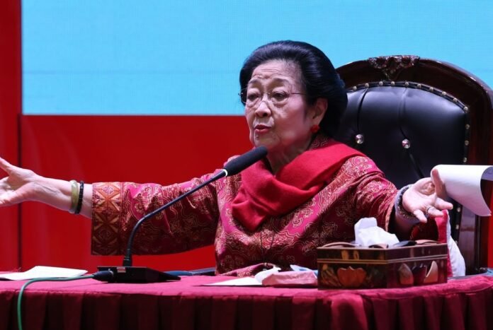 Megawati Soekarnoputri menyinggung kebiasaan orang bermain HP di acara penting dan mengaku tak punya ponsel karena merasa sering diintai banyak orang.